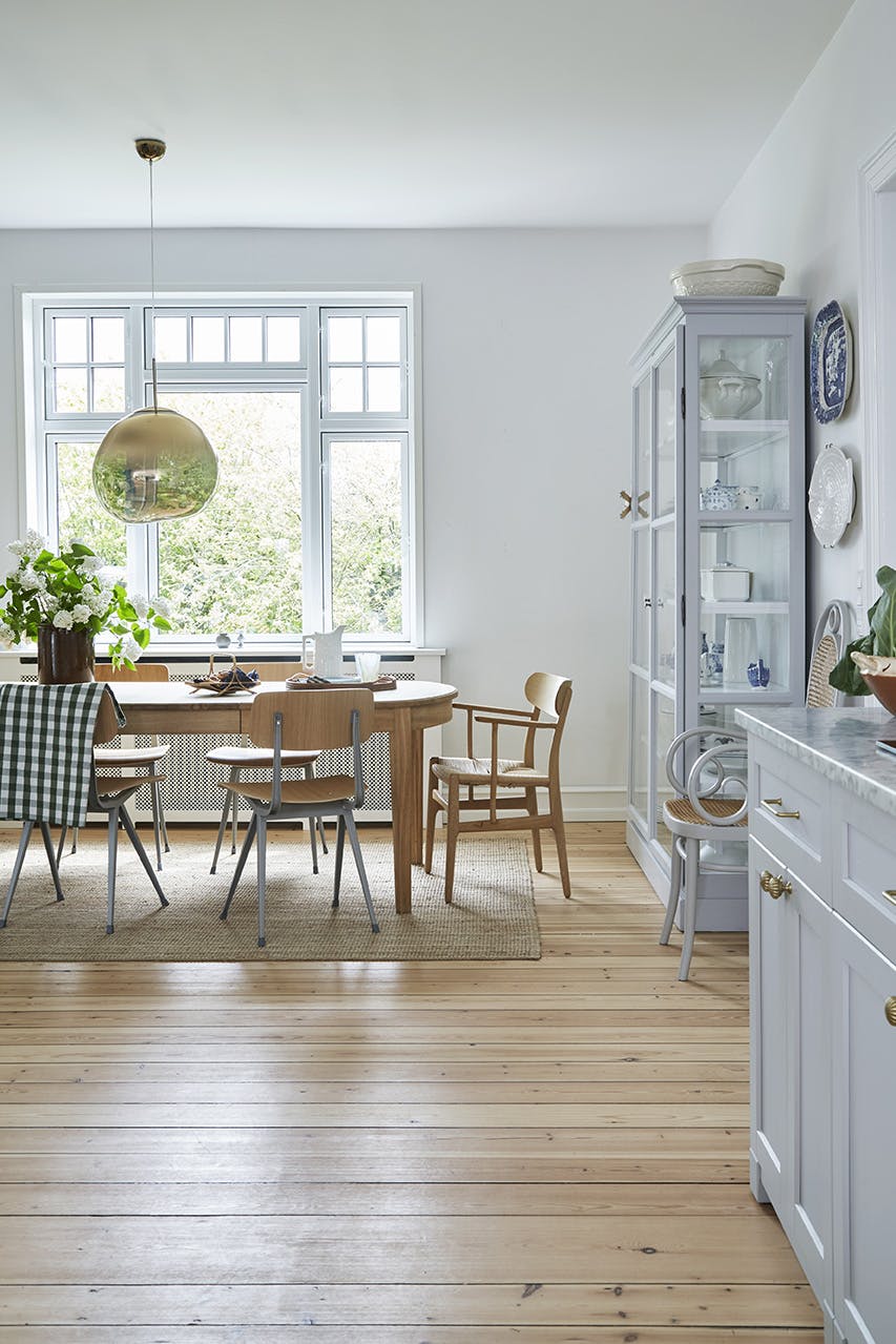 teglgaardkokken220919 Grått vitrineskap